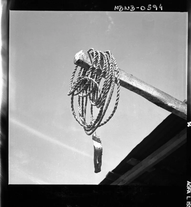 [Soga colgando de una pieza de madera]  [fotografía] Antonio Quintana.