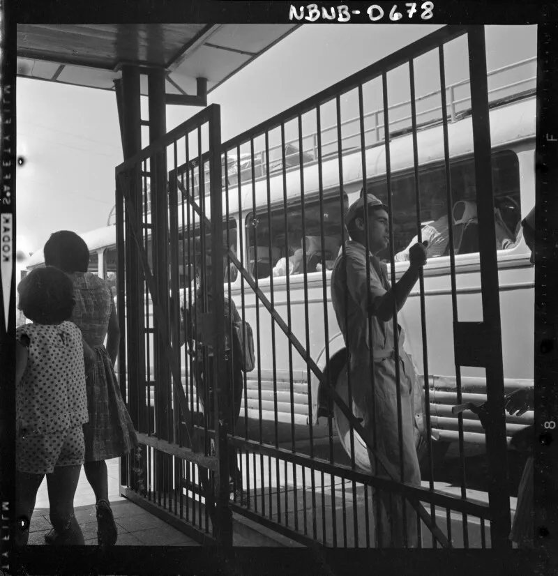 [Grupo de personas junto a autobus]  [fotografía] Antonio Quintana.