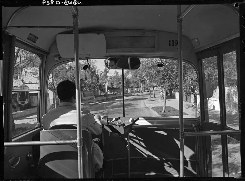 [Vista de calle desde el interior de un microbus]  [fotografía] Antonio Quintana.