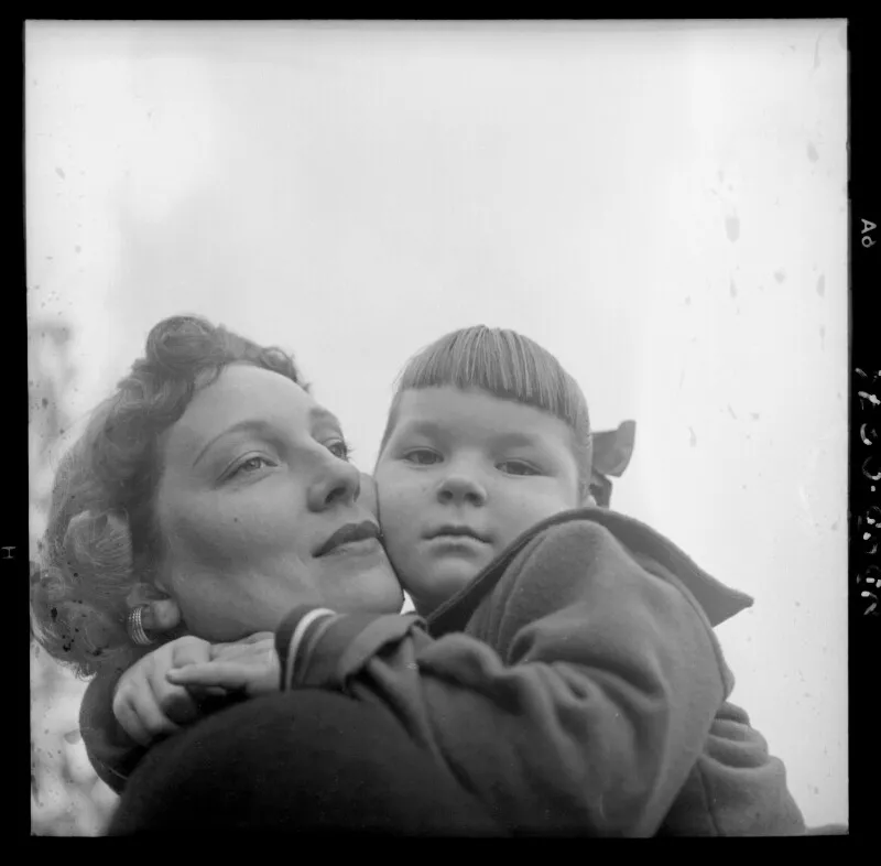 [Mujer junto a una niña en sus brazos]  [fotografía] Antonio Quintana.