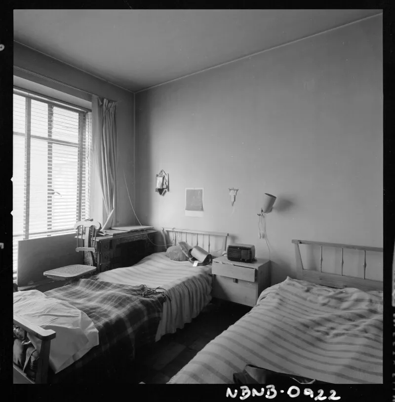 [Camas al interior de una habitación]  [fotografía]