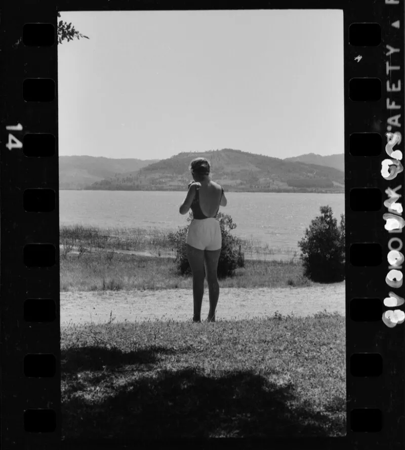 [Mujer con traje de baño]  [fotografía] Antonio Quintana.