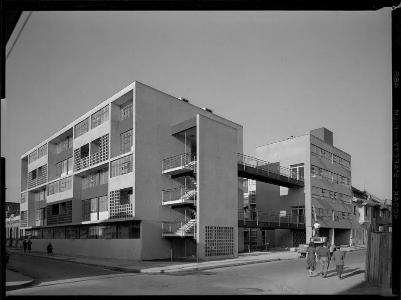 [Conjunto habitacional ubicado en calle Cóndor, centro de Santiago]  [fotografía] Antonio Quintana.