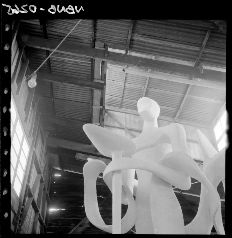 [Monumento a Enrique Molina Garmendia]  [fotografía] Antonio Quintana.
