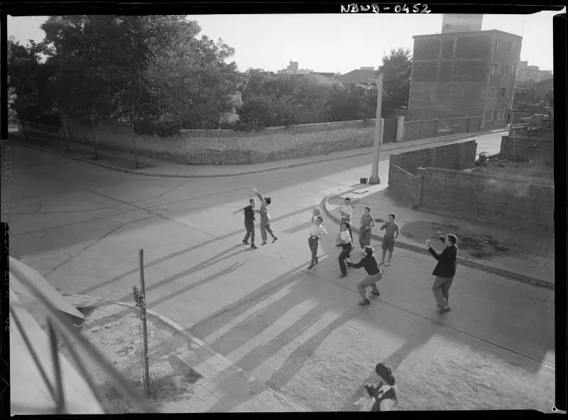 [Niños en la calle haciendo actividades]  [fotografía] Antonio Quintana.