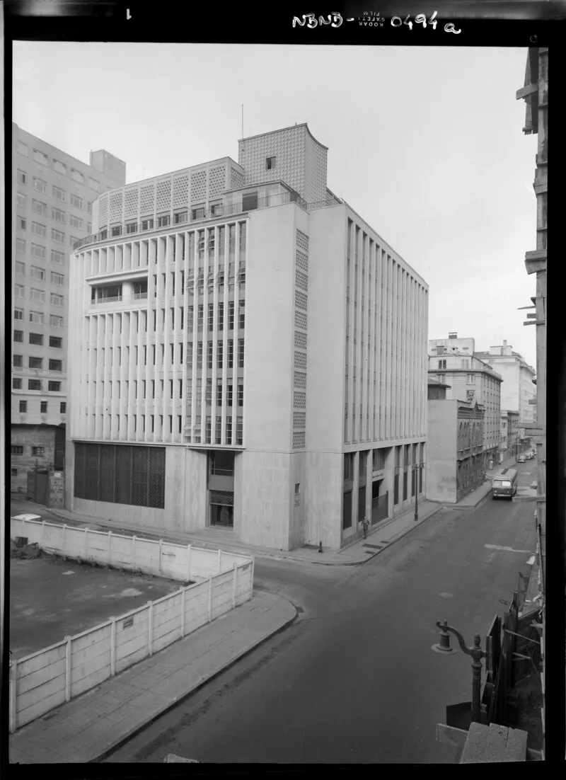 [Vista general exterior de edificio]  [fotografía] Antonio Quintana.