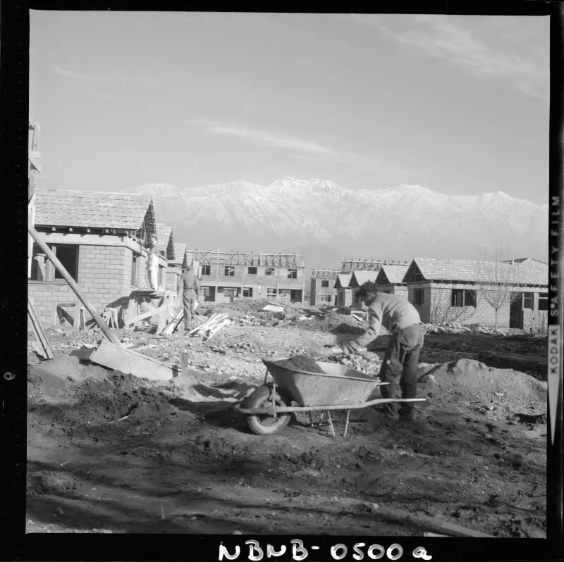 [Hombre trabajando en construcción de viviendas]  [fotografía] Antonio Quintana.