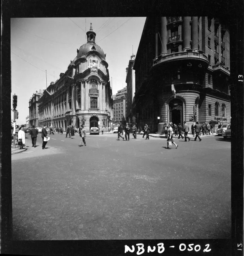 [Vista de edificio de la Bolsa de Comercio de Santiago y calles aledañas]  [fotografía] Antonio Quintana.