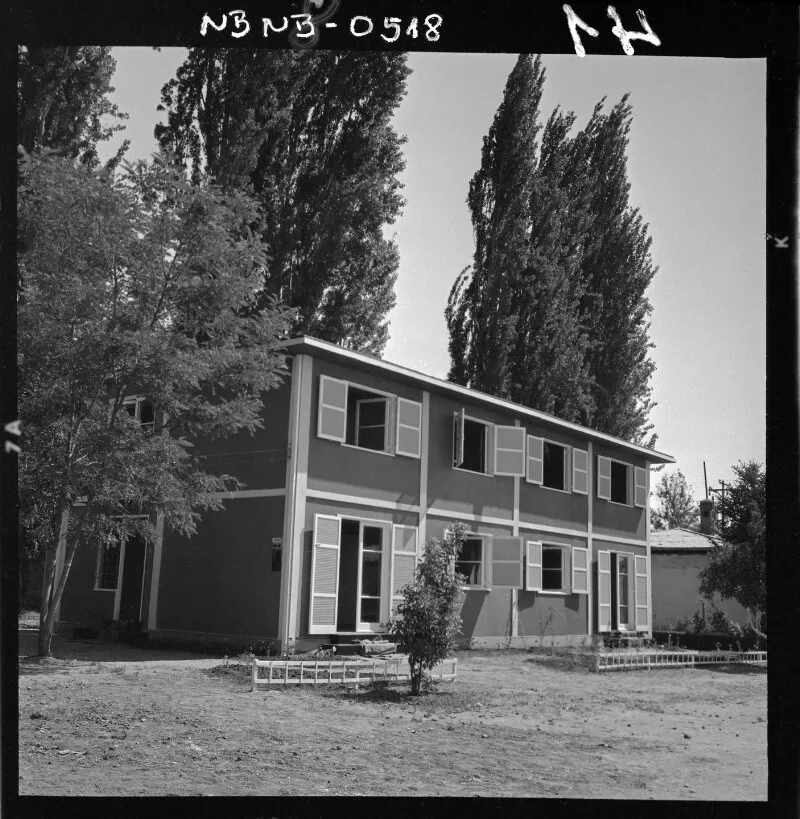 [Vista exterior de vivienda]  [fotografía] 1904-1972.
