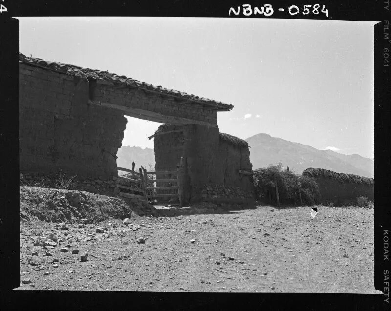 [Vistas de construcciones de adobe]  [fotografía] Antonio Quintana.