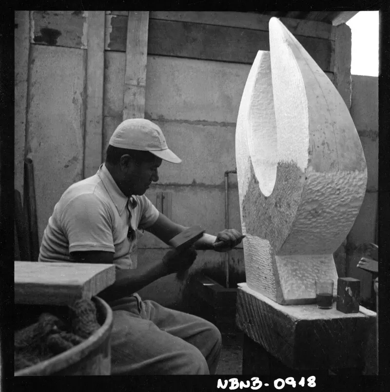 [Hombre tallando escultura]  [fotografía] Antonio Quintana.