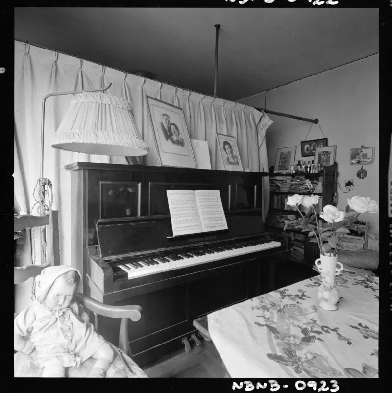 [Piano al interior de casa]  [fotografía] Antonio Quintana.