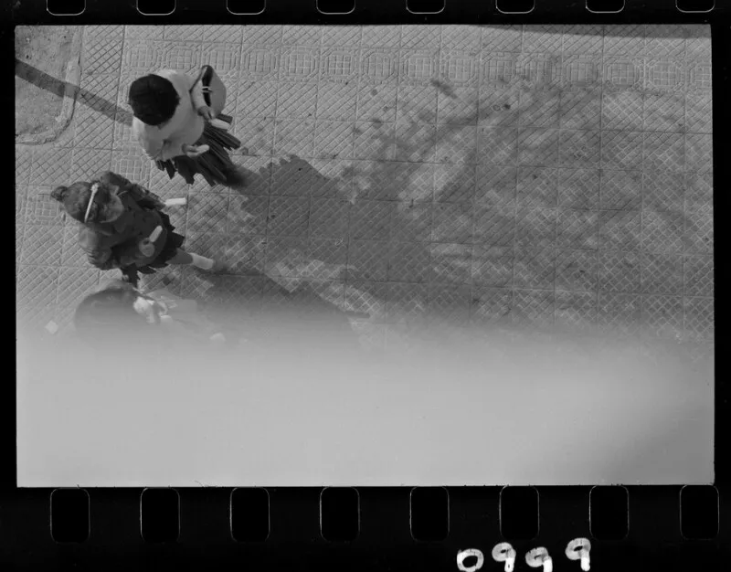 [Vistas superiores de personas caminando]  [fotografía] Antonio Quintana.