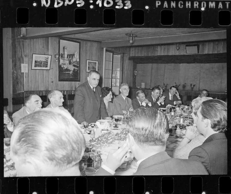 [Grupo de personas en una reunión]  [fotografía] Antonio Quintana.