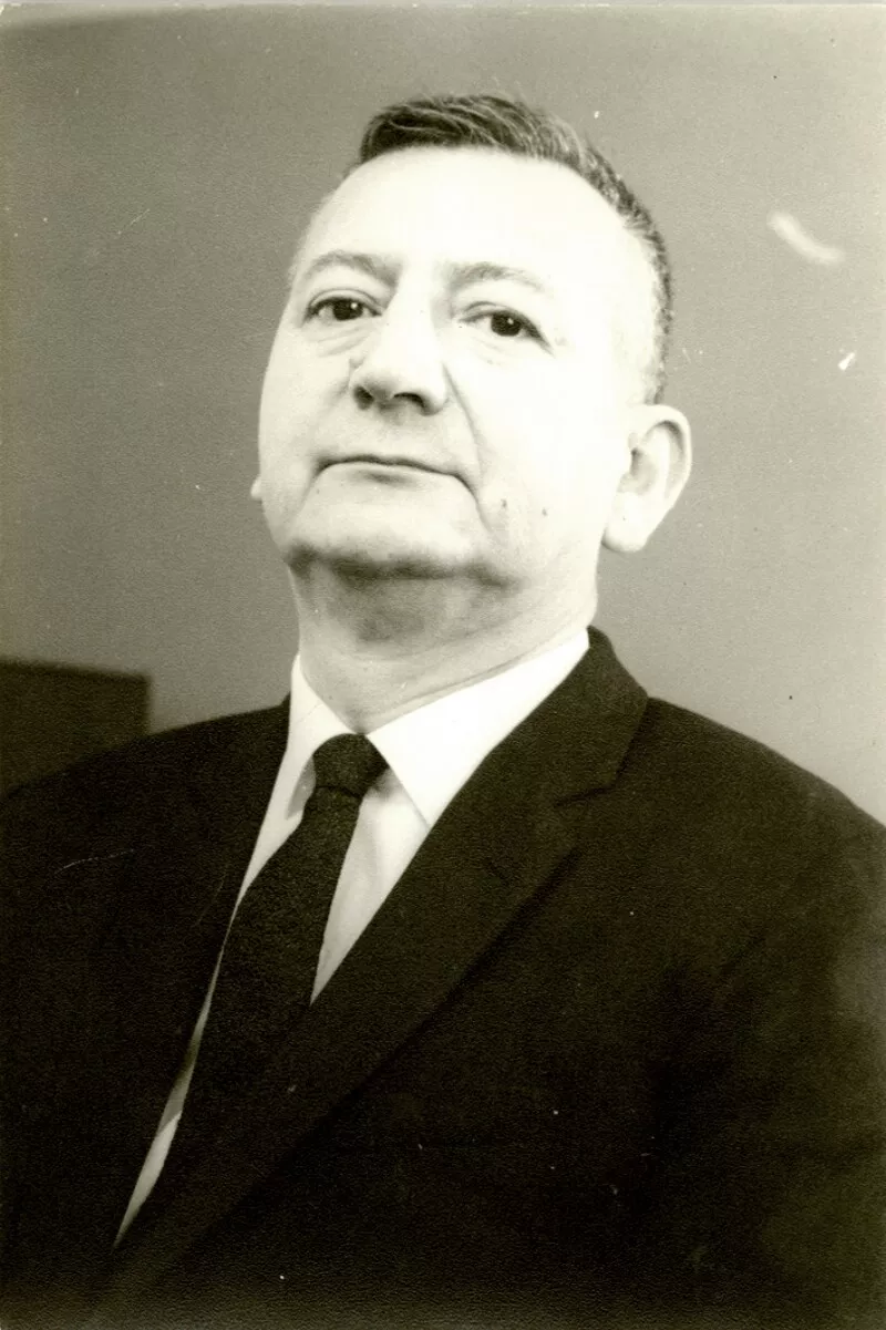 Retrato de Braulio Arenas  [Fotografía].