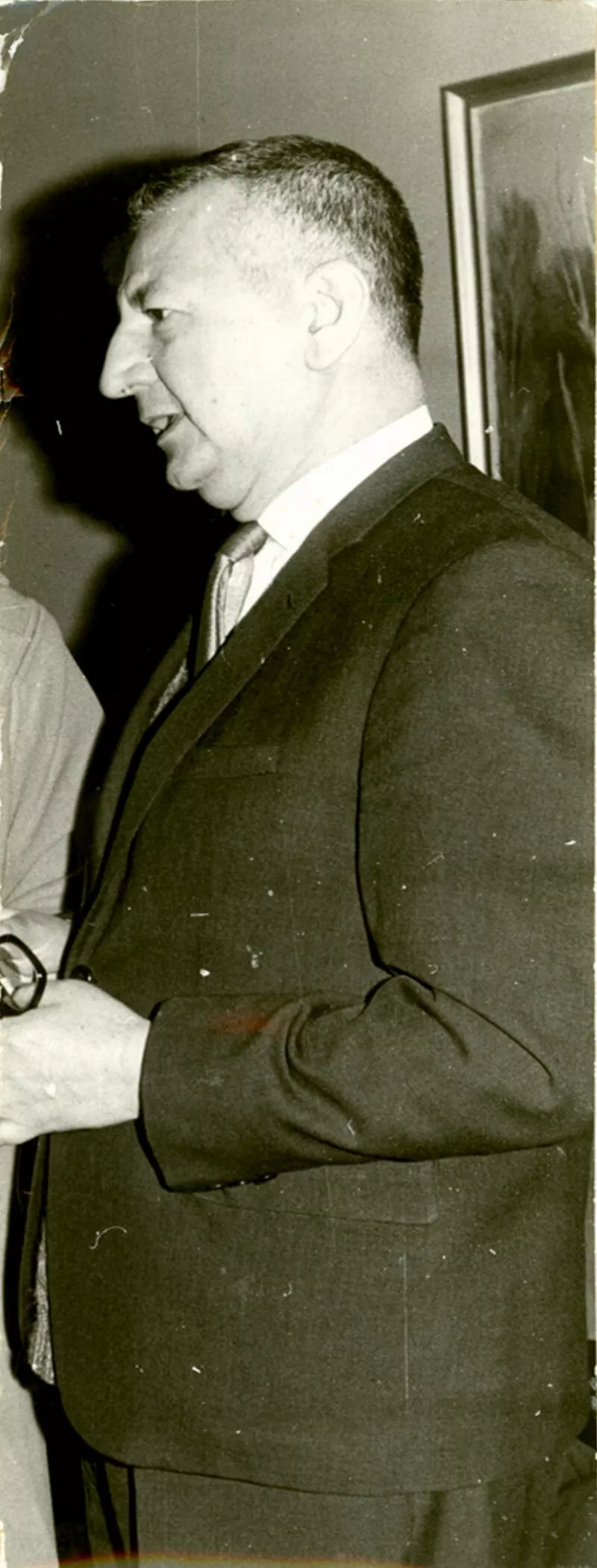 Retrato de Braulio Arenas  [Fotografía].