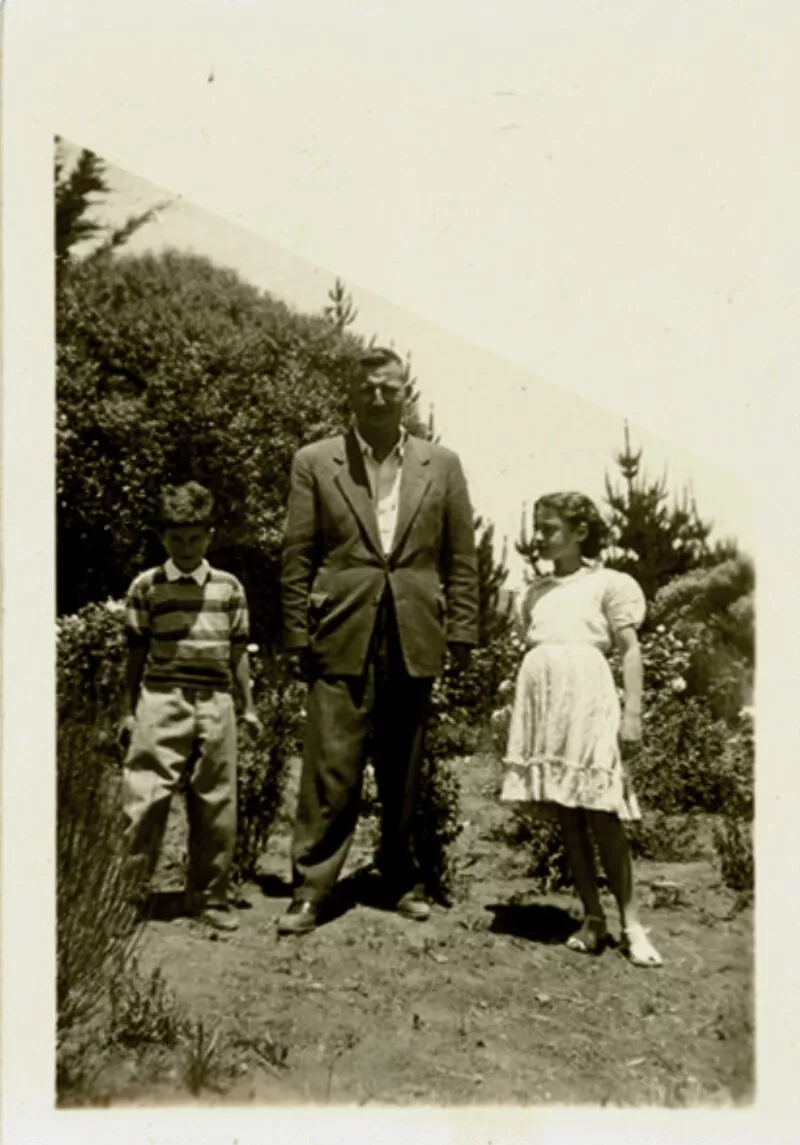 Braulio Arenas y dos niños.  [Fotografía].
