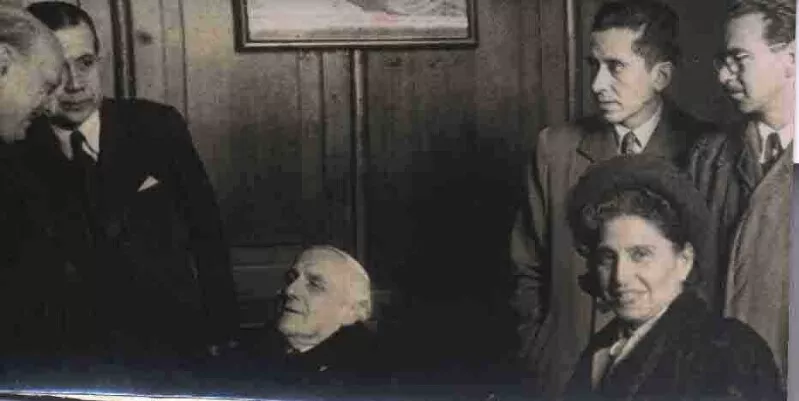 Augusto D´Halmar en casa de amigos  [Fotografía].