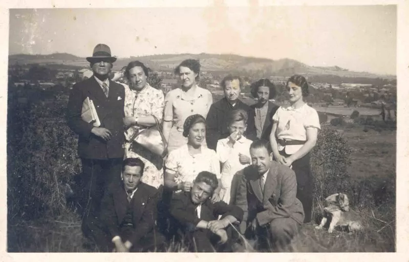 Alfonso Calderón junto a familiares  [fotografía].