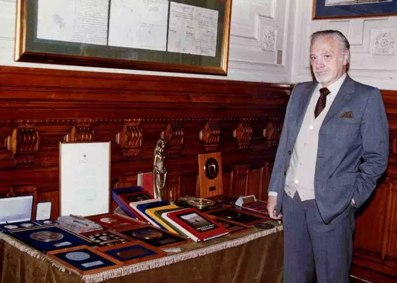 Enrique Campos Menéndez  [fotografía].