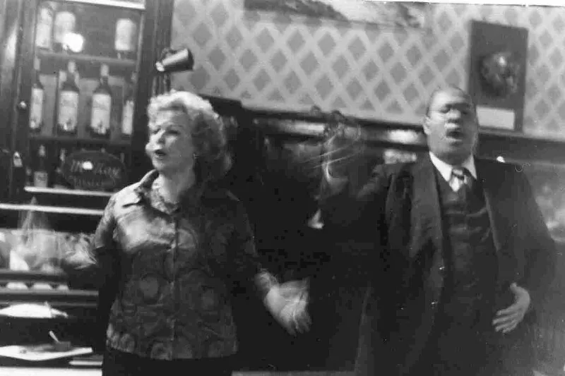 [Cantantes en el Café Torres]  [fotografía].