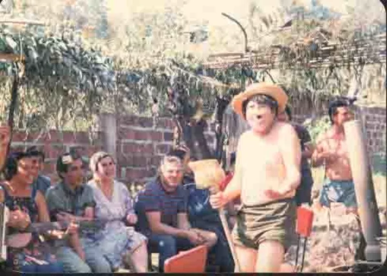 Rolando Cárdenas en una celebración con amigos  [fotografía].