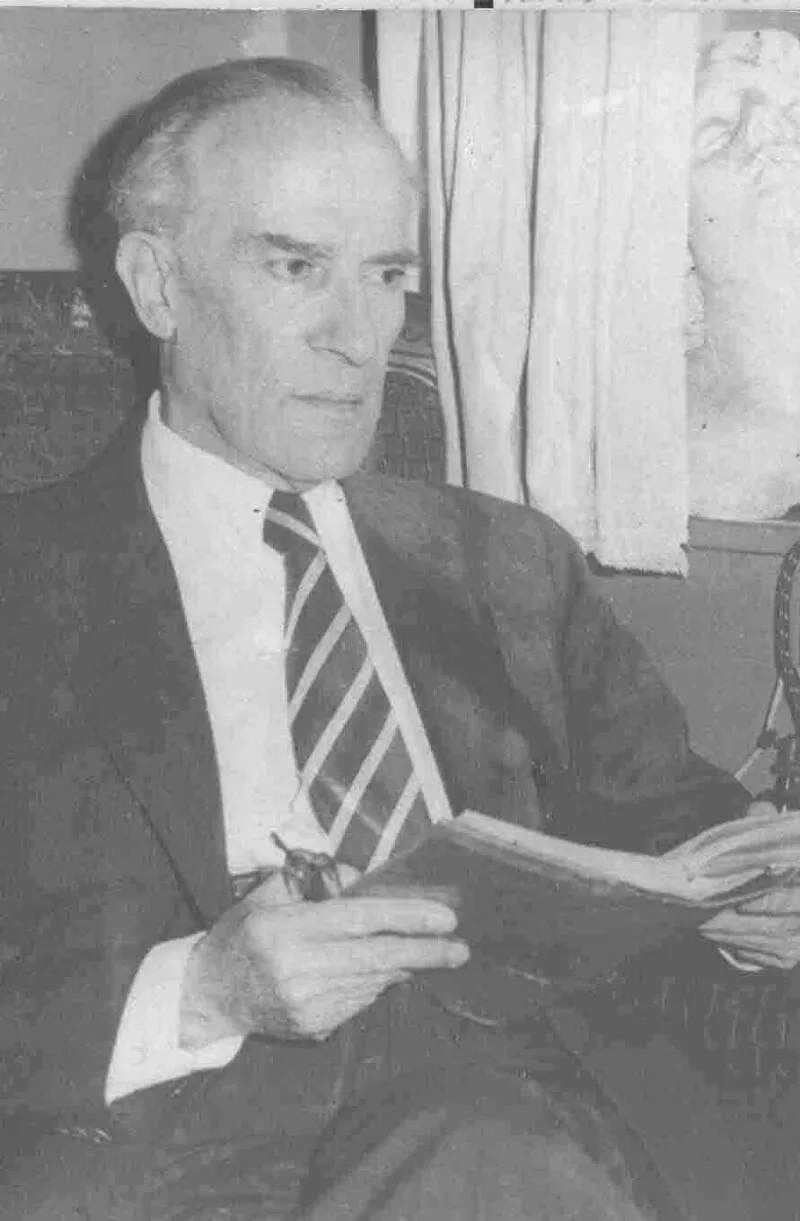 Hernán Díaz Arrieta (Alone)  [Fotografía].