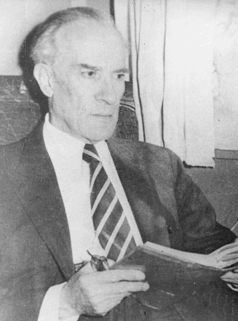 Hernán Díaz Arrieta (Alone)  [Fotografía].