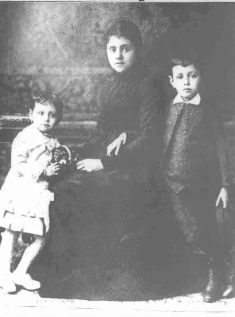 Diego Dublé Urrutia con su madre y hermana  [Fotografía].