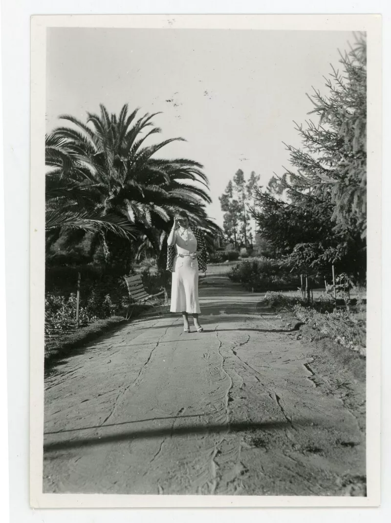 Adelina Casanova, en el parque  [fotografía].