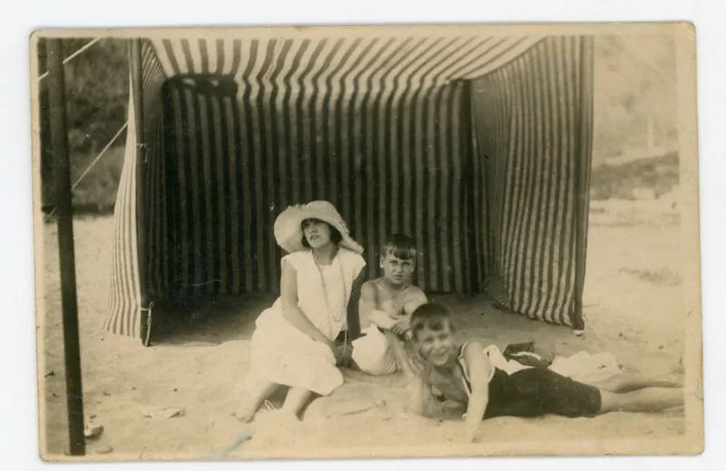 Playa de Zapallar; bajo la carpa, Dolores López de Haro Lizarrituri, junto a su hijo Nando Casanova y su amigo, José Necochea  [fotografía] Hans Frey.