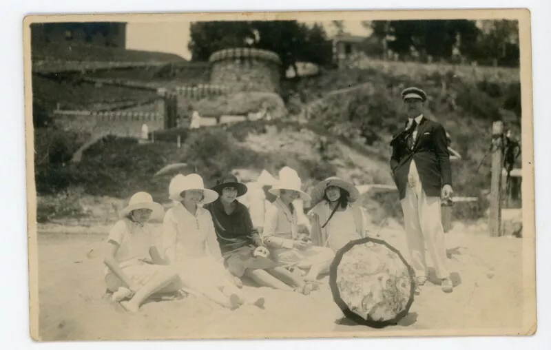 Playa de Zapallar; Mariano Casanova Vicuña, junto a su señora Dolores López de Haro Lizarrituri, otras señoras y niñas : detrás, subida "Quebrada honda" vista parcial de la residencia Edwards Mac-Clure