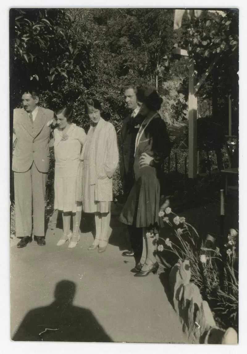 Grupo familiar en el jardín  [fotografía].