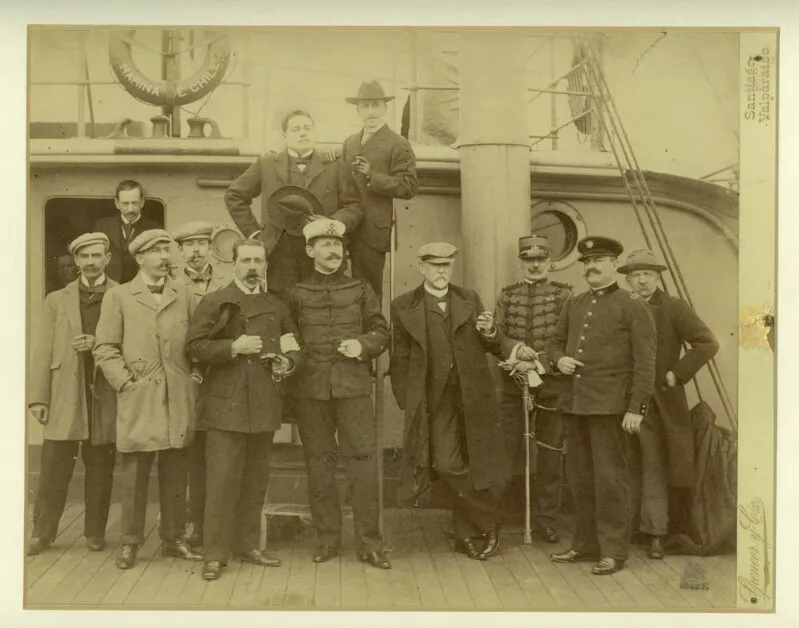 Estrecho de Magallanes: [Alvaro Casanova Zenteno y otros, a bordo de un barco de la Marina de Chile]  [fotografía] Spencer y Cia.