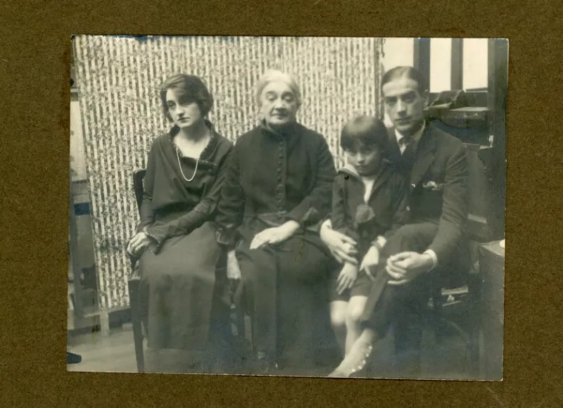 [Retrato familiar: Adelina Casanova Vicuña de Ureta , su madre Cecilia Vicuña Subercaseaux, José Ureta Casanova y Juan Casanova Vicuña.  [fotografía].