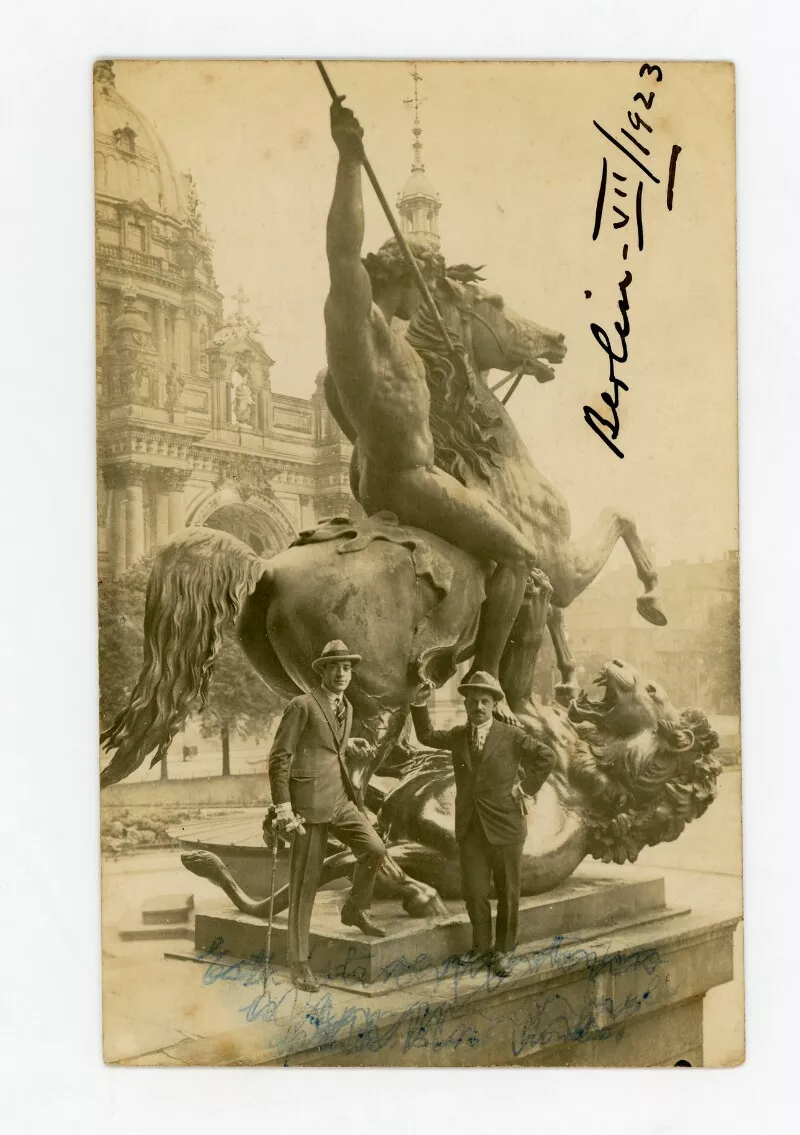[Juan Casanova Vicuña y Franc Pesserl, junto a una escultura masculina de bronce; entrada del Museo Altes] Berlín-VII1923  [fotografía].