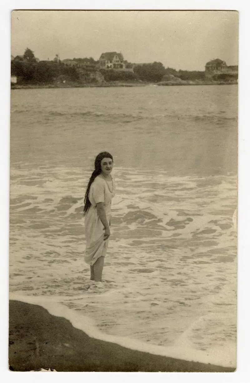Adelina Casanova Vicuña; atrás, Casas Pérez Carvallo y Fierro Pérez  [fotografía].
