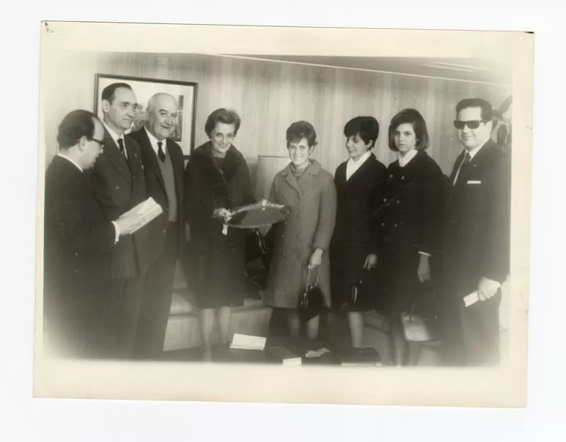 José Ureta Casanova, Eliane Ross de Ureta, quien sostiene premio de la carrera; Clásico [Francisco] Baeza, 29 - junio- 67  [fotografía].