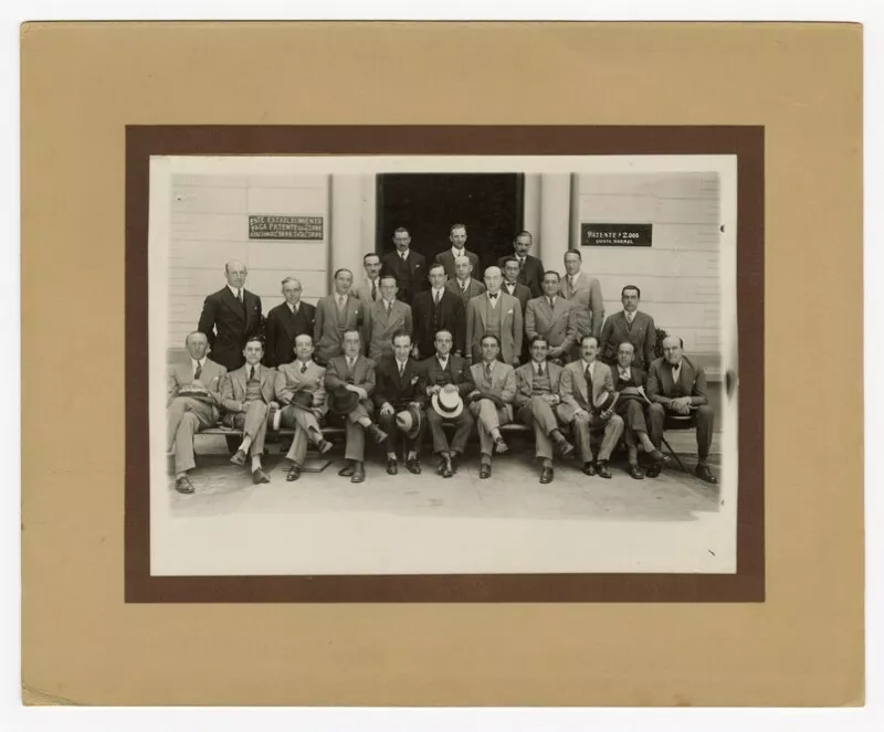 Retrato grupal de empresa: José Ureta V. y otros - Bandera 261 - 2° piso  [fotografía].