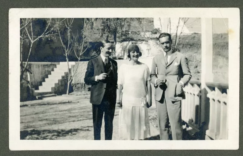 Álbum viaje a Europa en 1923; Cecilia Vicuña Subercaseaux junto a sus hijos Adelina y Juan Casanova Vicuña, su nieto, José Ureta Casanova y otros.  [fotografía].