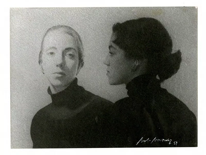 [Dos típicas damas chilenas: Rubia alemana y morena inglesa: María Cristina Wenke y Carmen Phillips]  [fotografía] Bob Borowicz.
