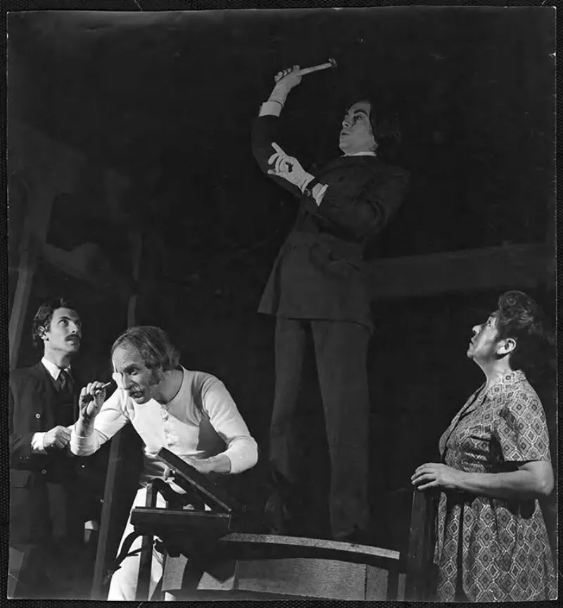 [Héctor Noguera, Maruja Cifuentes, Jaime Vadell y otro; escena de la obra teatral "La gotera en el comedor", del dramaturgo uruguayo, Jacobo Langsner, dirigida por Ramón Nuñez]  [fotografía] Bob Borowicz.