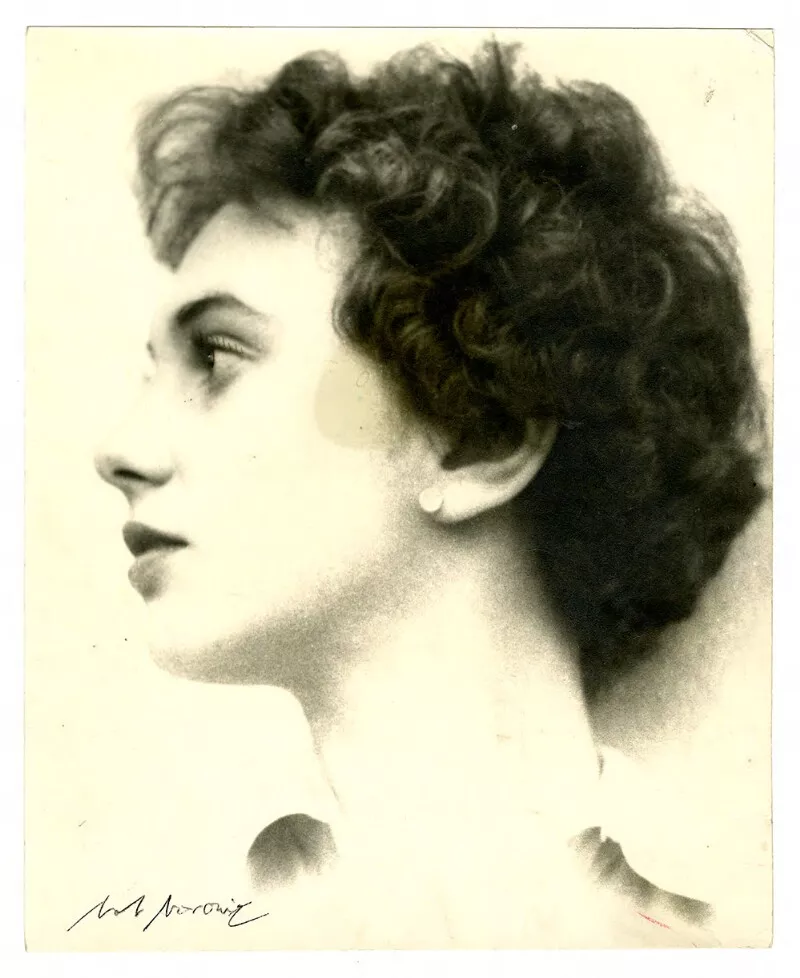 [Retrato de una joven de perfil; pelo corto rizado, un pendiente como única joya]  [fotografía] Bob Borowicz.