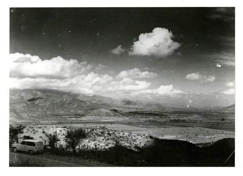 [Panorámica de un pueblo, entre valles y montañas] Norte Chico  [Fotografía] Bob Borowicz.
