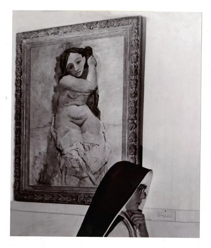 La monja y el Picasso [Desnudo de Fernande Olivier, Exposición "Homenaje a Picasso", Museo Nacional de Bellas Artes]  [fotografía] Bob Borowicz.
