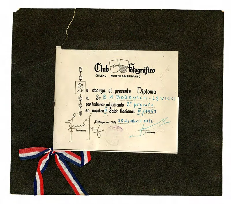 Club Fotográfico Chileno Norteamericano: Se otorga el presente Diploma a Sr. B. M. Borovich- Levicki por haberse adjudicado 2° premio en nuestro III Salón Nacional IV 1952. Santiago de Chile 25 de abril 1952 [firman el Secretario y el Presidente]  [fotografía] Bob Borowicz.