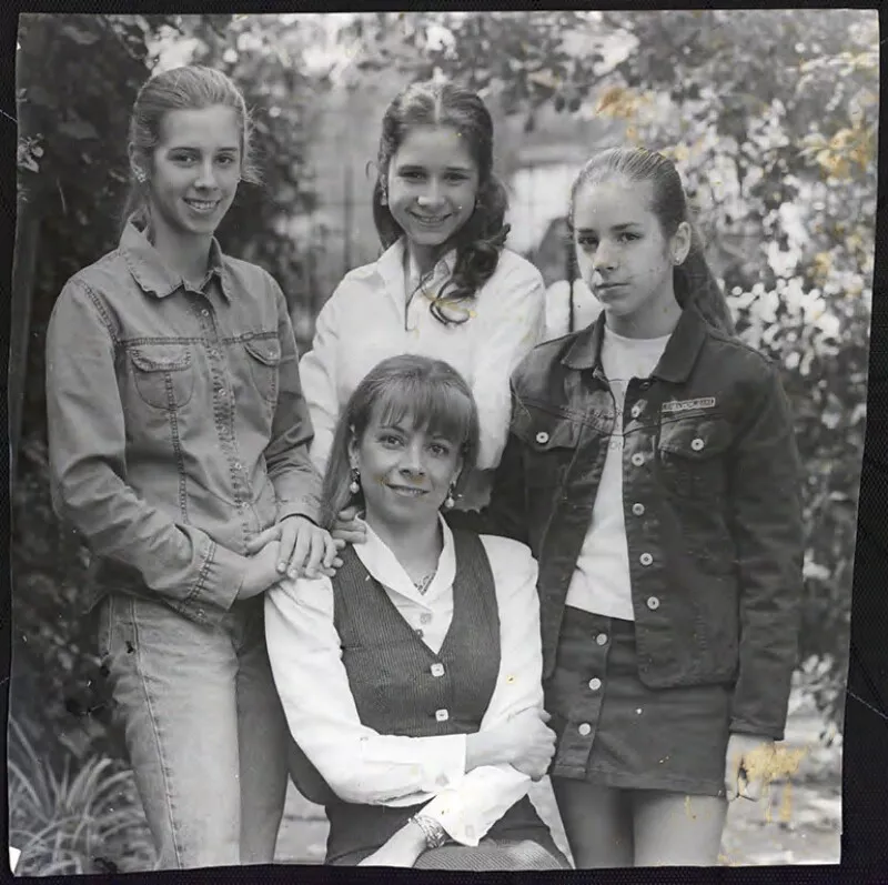 [Retrato de familia en el jardín: Tres niñas adolescentes y su mamá]  [fotografía] Bob Borowicz.