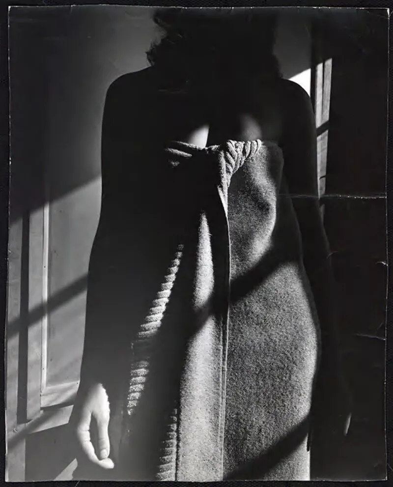 A la luz de la luna [Mujer envuelta en una toalla, entre luz y sombra]  [fotografía] Bob Borowicz.