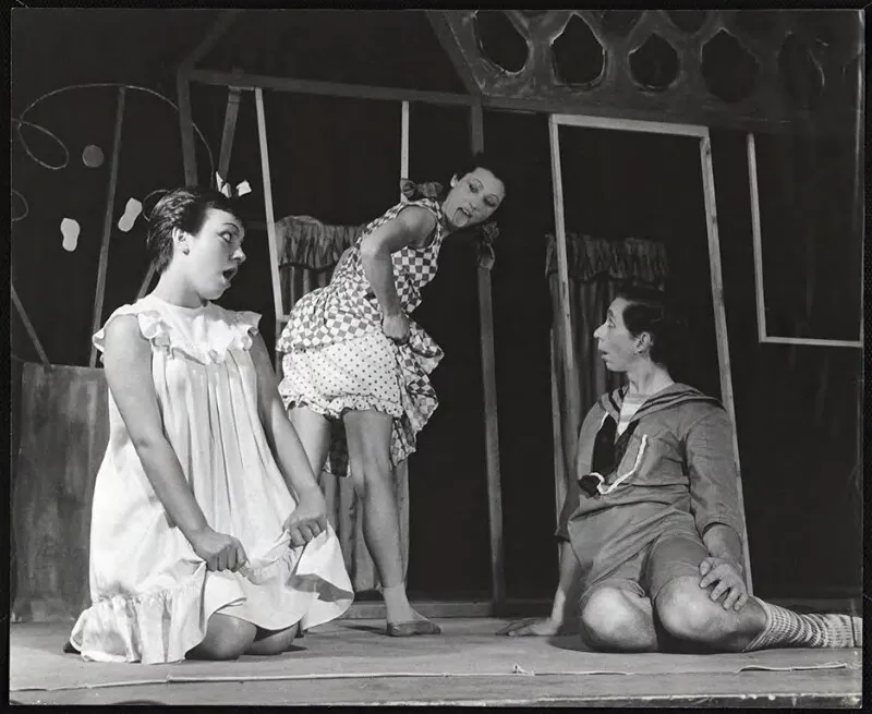 [Teatro de Mimos de Noisvander: Marcela Otero, Rolly Baltiansky y Enrique Noisvander; escena de la obra teatral "Recuerdo de mi niñez II", con música de Gustavo Becerra]  [fotografía] Bob Borowicz.