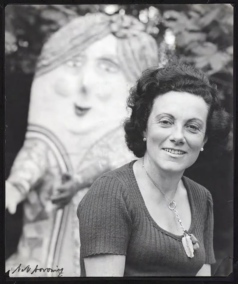 Tatiana Alamos, pintora [en segundo plano, una de sus muñecas]  [fotografía] Bob Borowicz.